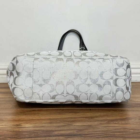 🤍Coach Signature Canvas Metallic-C’s Purse🤍 - Picture 5 of 16